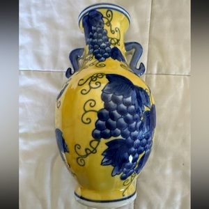 Vintage Chinese Vase Yellow And Blue grapes 
Oriental Asian